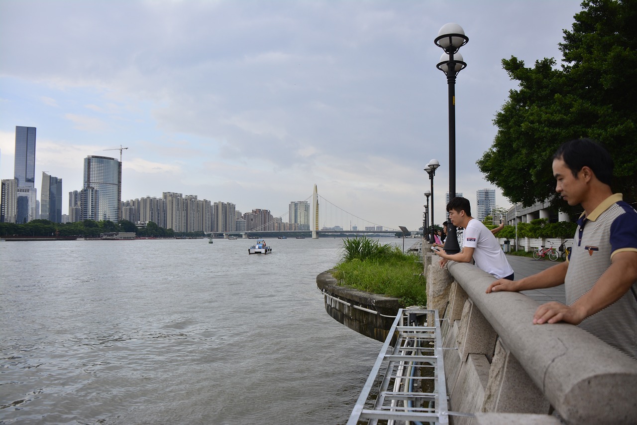 重庆地表温度飙升到70℃，城市热岛效应的挑战与应对