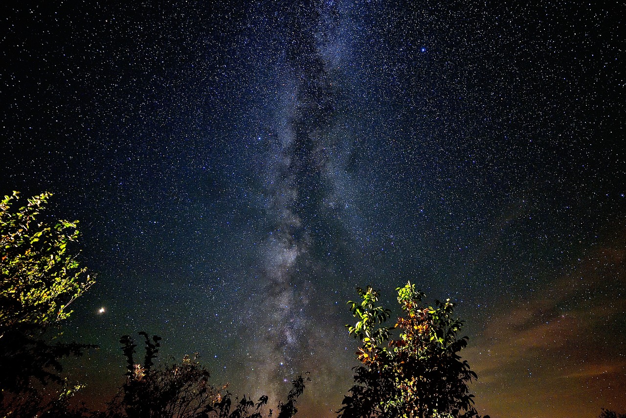 美航天器撞击测试引发百年流星雨？探索太空现象背后的真相