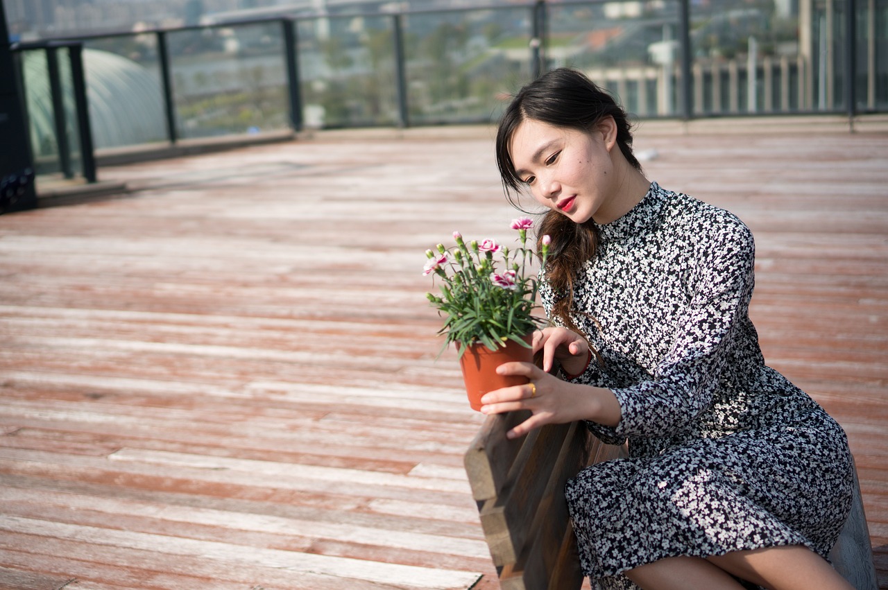 碎花裙女生的勇气，拼尽全力敲打行凶者