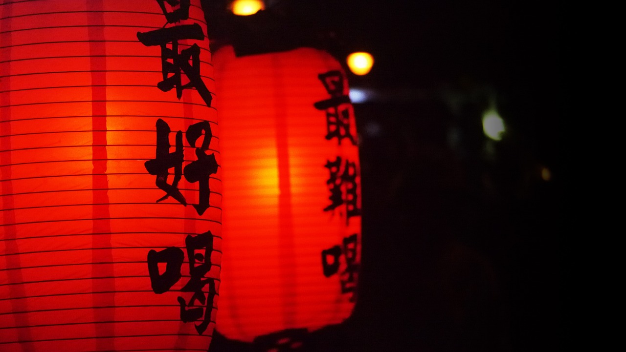 探秘青岛美食文化，台东夜市里的烟火气息与人文故事