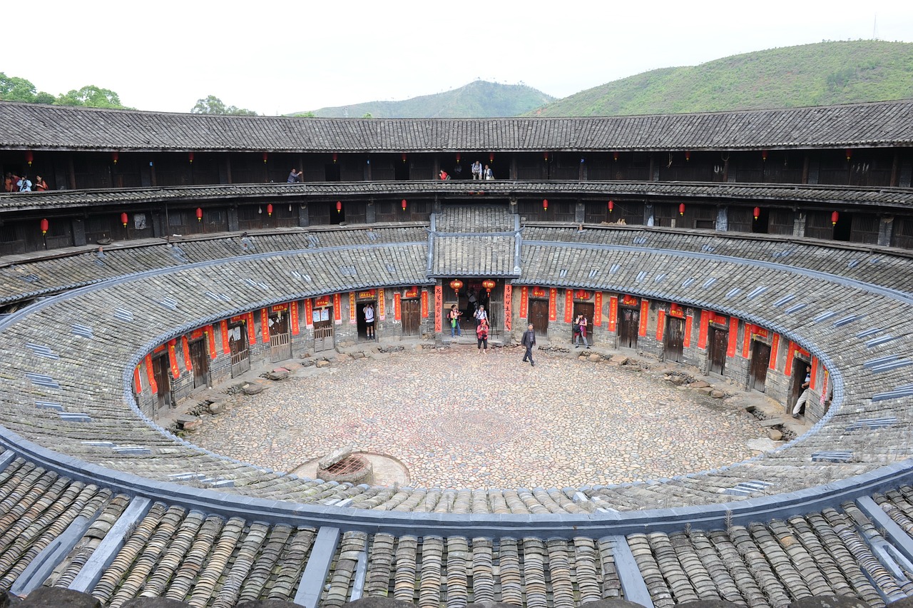 探访福建永定土楼民俗文化村，走进千年的文化传承