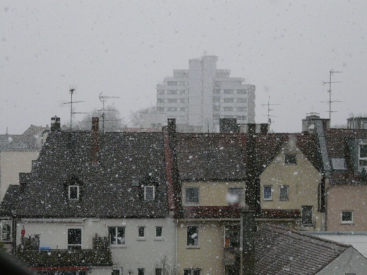 暴雨与暴雪，罕见同框的极端天气现象