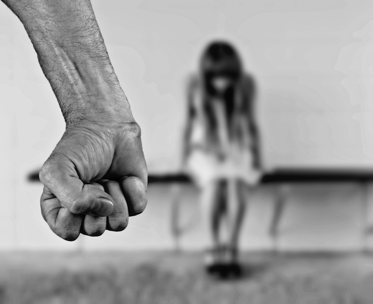 女子地铁内躺地上睡着，现代生活节奏下的疲惫缩影