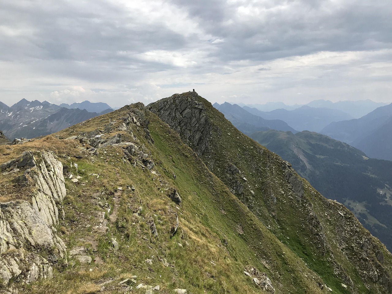 探索阿尔卑斯山，自然之美与冒险之旅