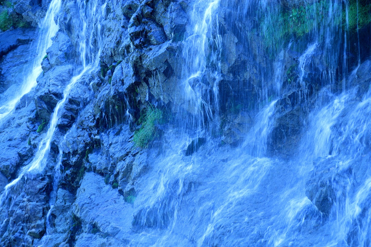 桂林漓江，一幅流动的山水画卷