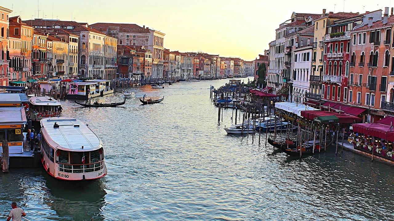 民俗旅游：沉浸式文化体验，带你轻松融入异乡生活，告别走马观花