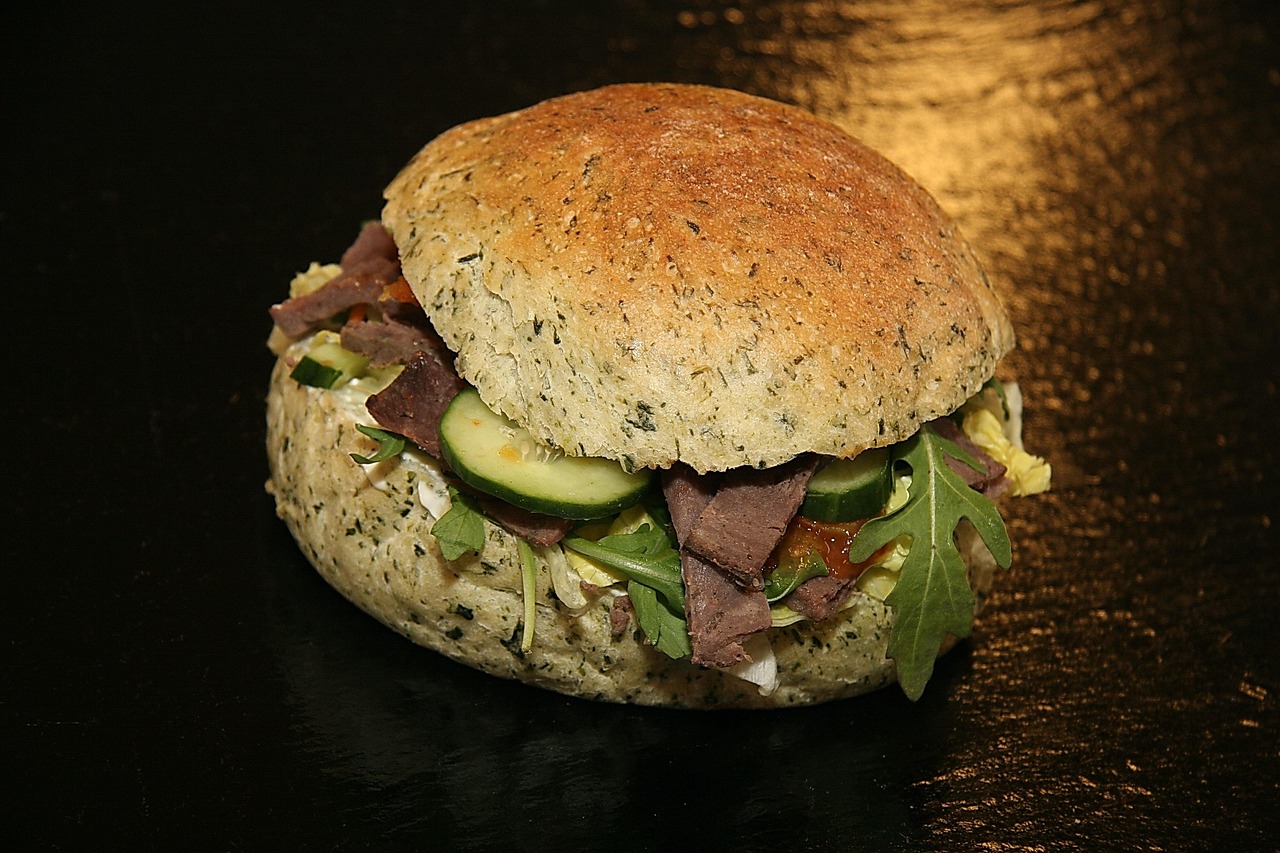 大快朵颐：畅享美食的快乐秘诀，从成语解析到现代饮食文化