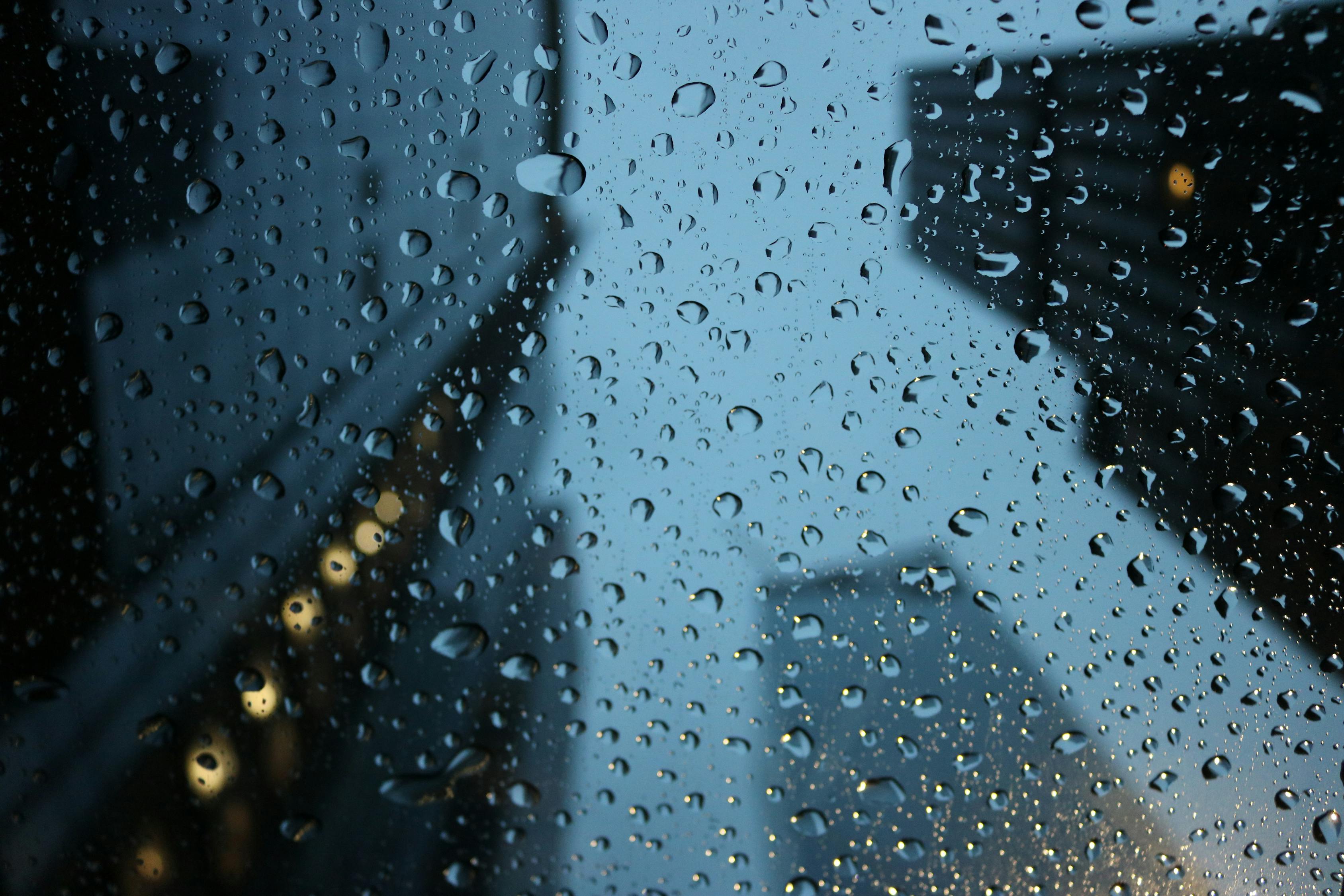毕节天气预报：未来一周多云转阵雨，温度骤降6度，出行必备雨具与穿衣指南