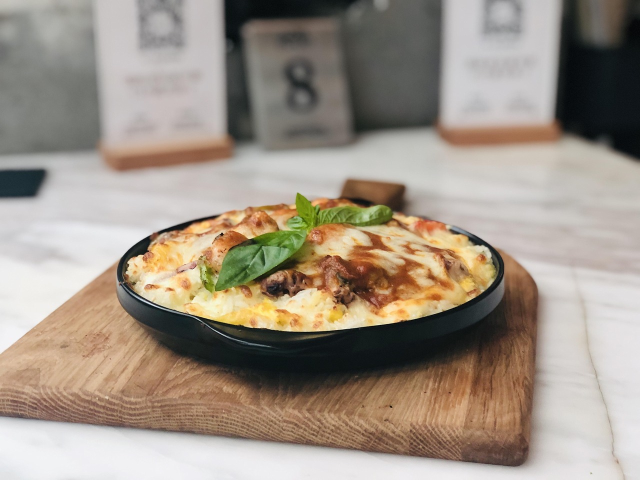 老头儿油爆虾：揭秘杭州传统美食的酥脆秘诀与文化传承，轻松在家复刻地道风味