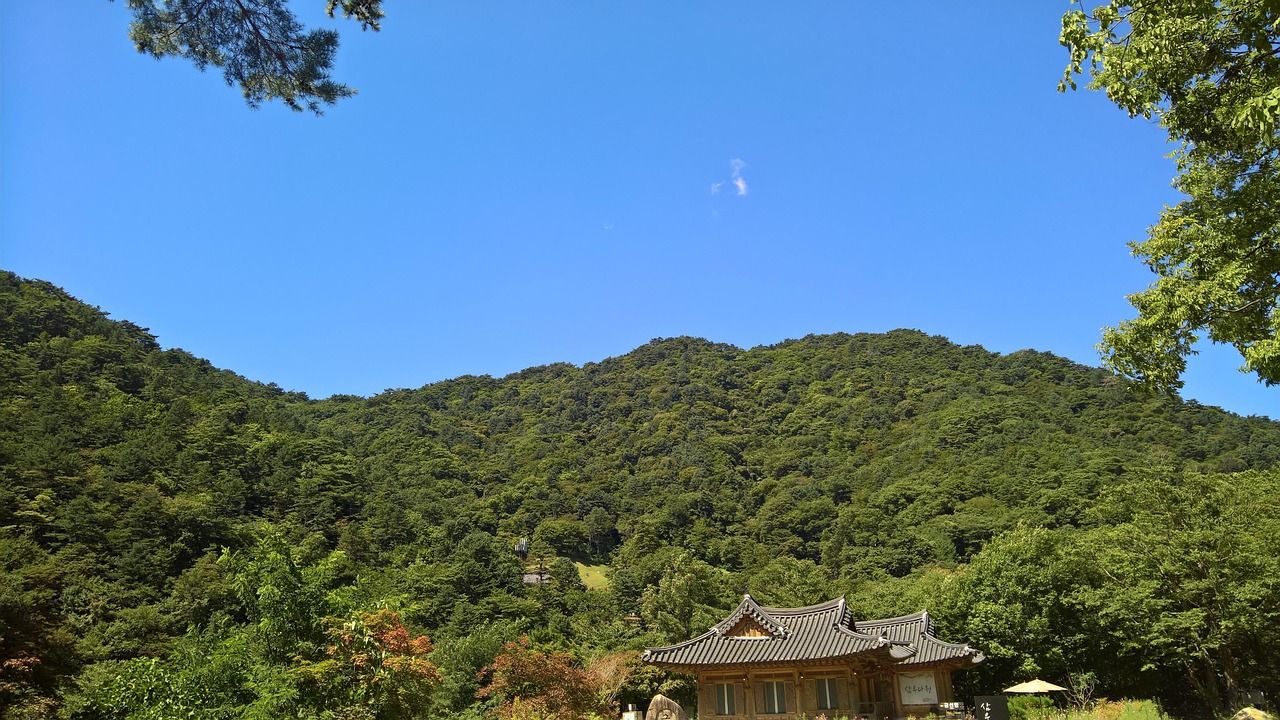 松赞林寺旅游攻略：揭秘云南香格里拉藏传佛教圣地的建筑奇迹与朝圣指南