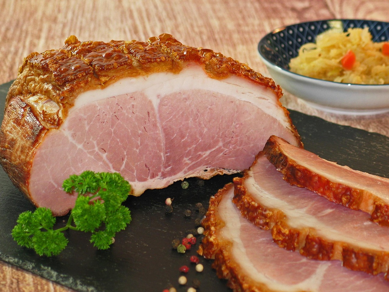 老头儿油爆虾：杭州地道美食的酥脆诱惑，带你轻松品尝市井美味