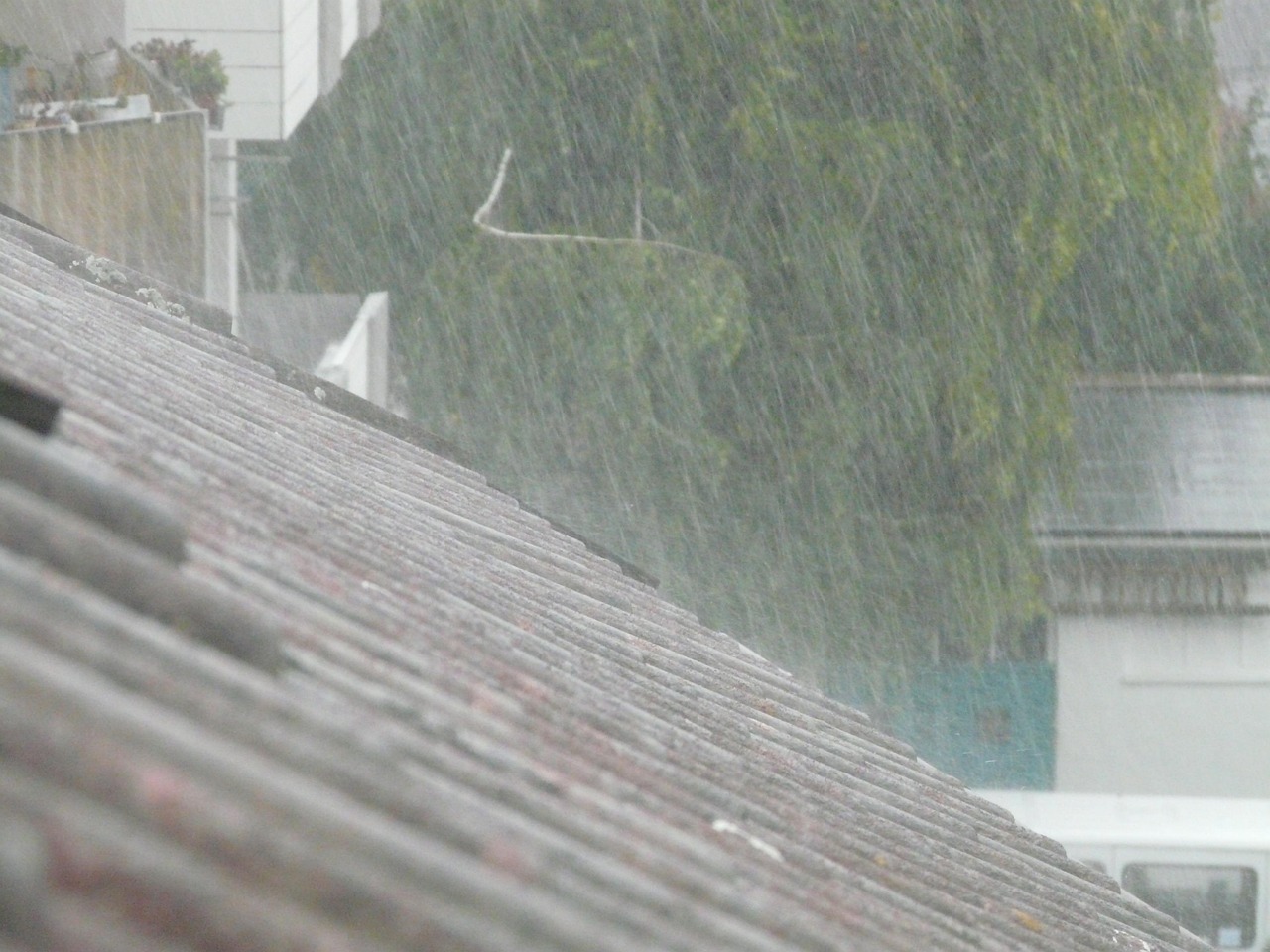 重庆天气预警全攻略：如何提前应对暴雨高温大雾，保障安全出行