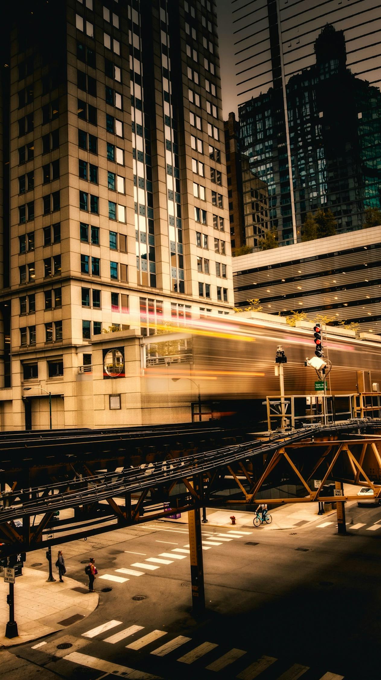 香港广场：淮海中路高端商业与办公综合体的便捷生活指南