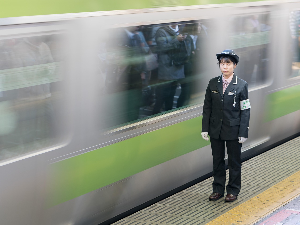 列车查询全攻略：官方APP、第三方平台与车站查询方法详解，轻松规划出行