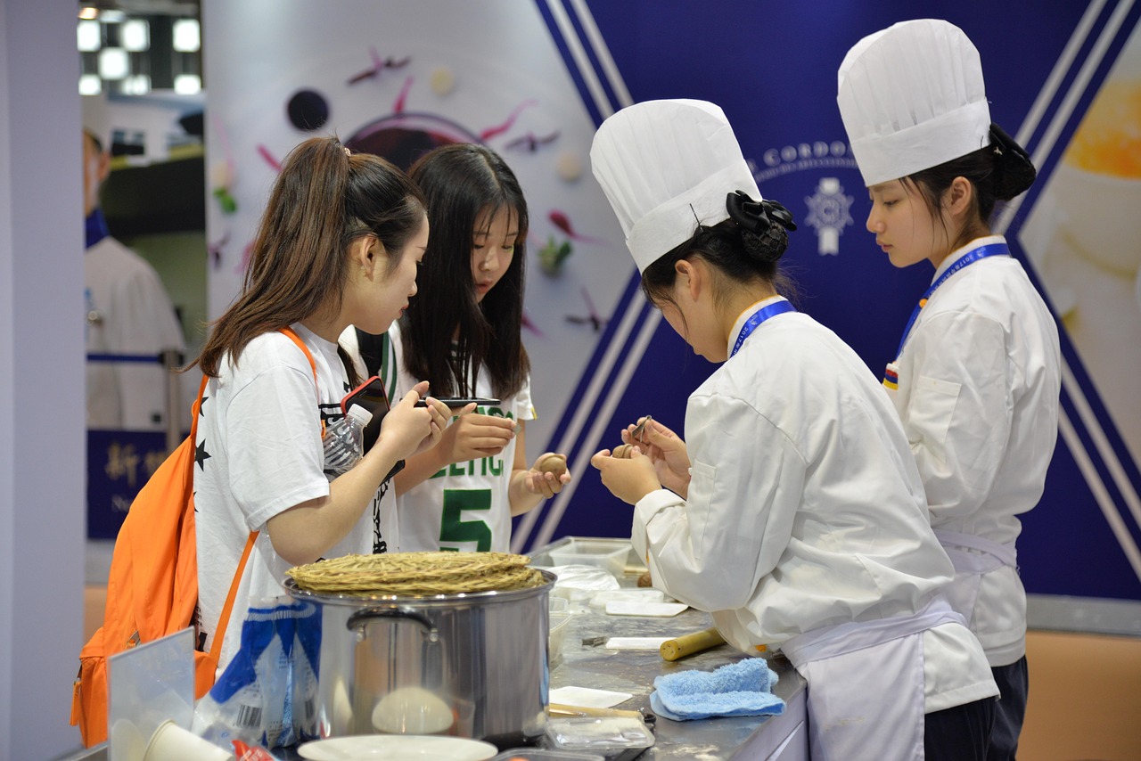 主题餐厅：打造沉浸式餐饮体验的完整指南，让顾客心甘情愿为快乐买单