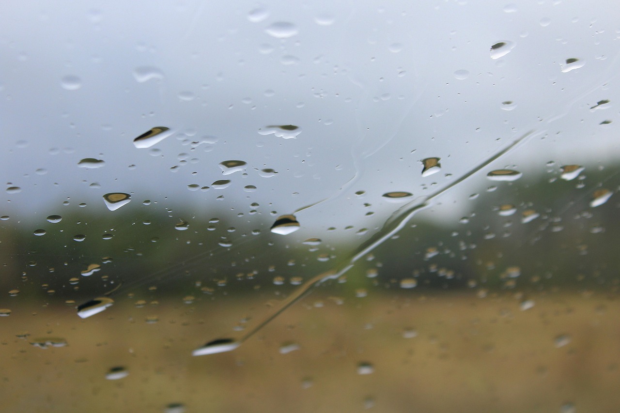 罗城天气预报：掌握四季穿衣出行技巧，轻松应对潮湿多雨天气