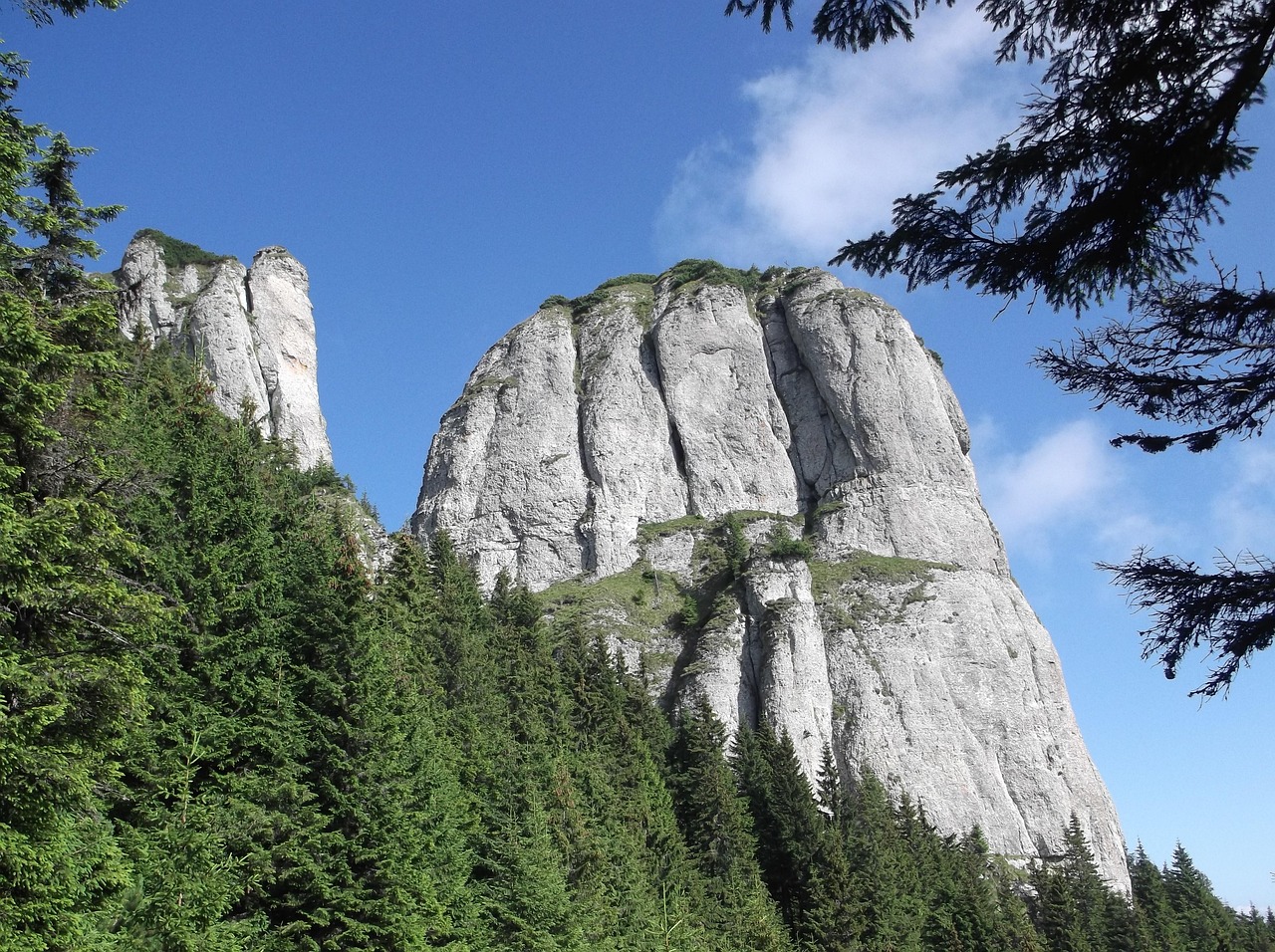 黄山飞来石：揭秘天外奇石的传说与地质奥秘，带你轻松打卡黄山必看景点