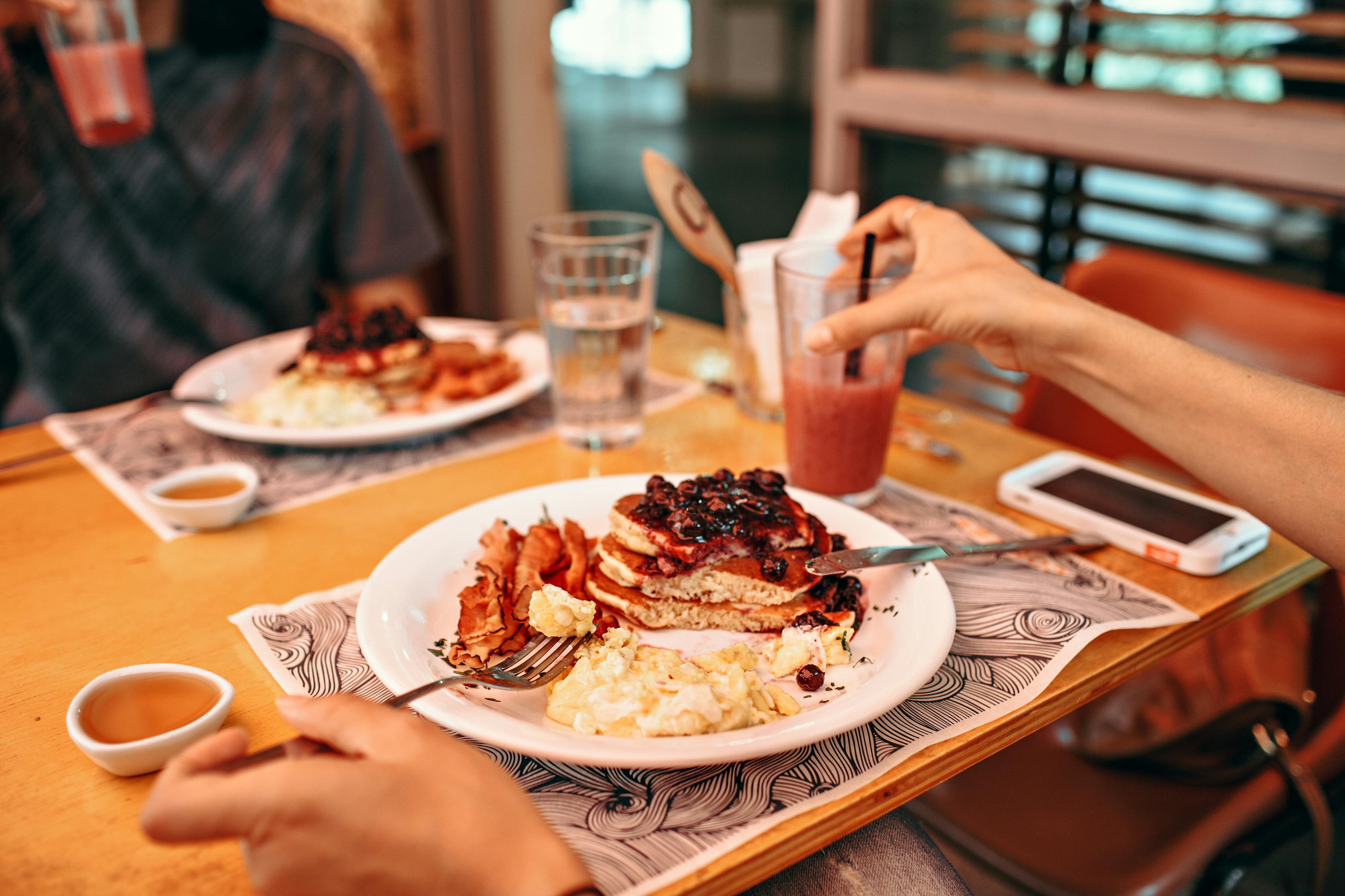 煎饼卷大葱：山东地道美食制作与营养解析，带你品尝千年传承的酥脆美味