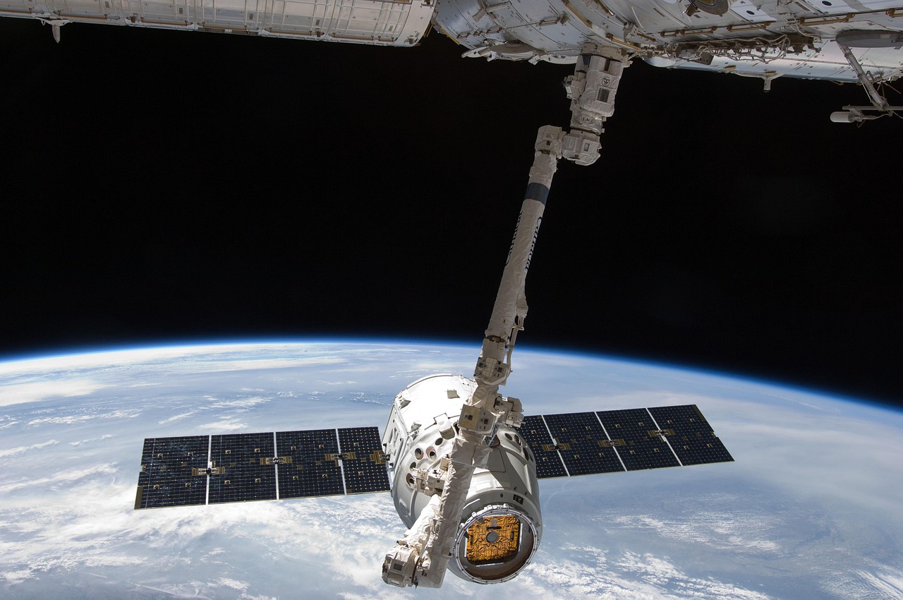 天宫空间站：揭秘400公里高空的中国太空实验室与航天员日常生活
