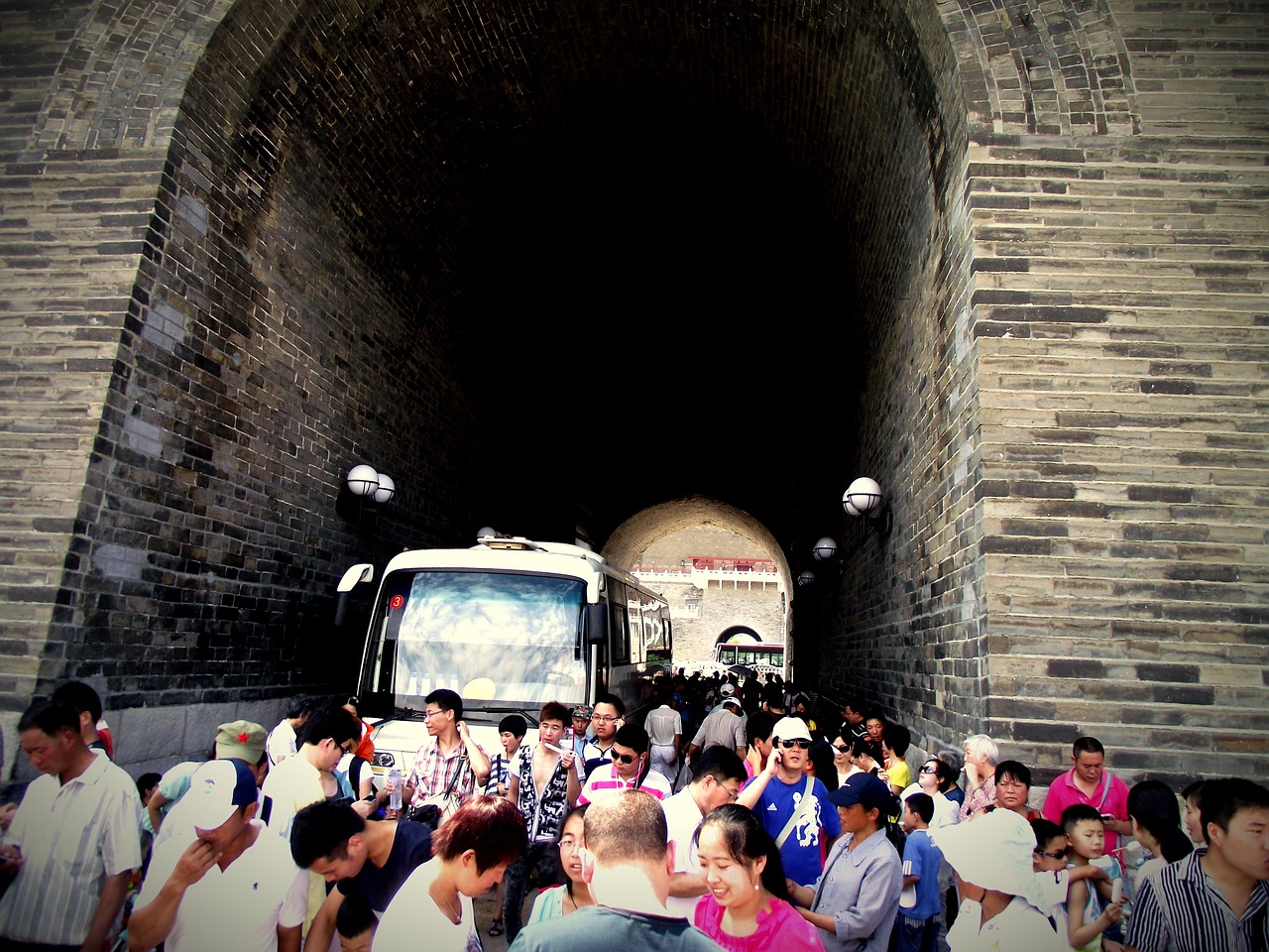 彝人古镇旅游攻略：轻松玩转云南彝族文化，避开拥挤人潮的快乐之旅