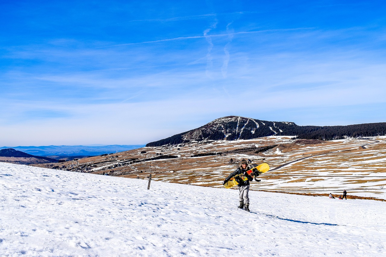 阿尔山市旅游攻略：四季美景、温泉滑雪与民俗体验全解析