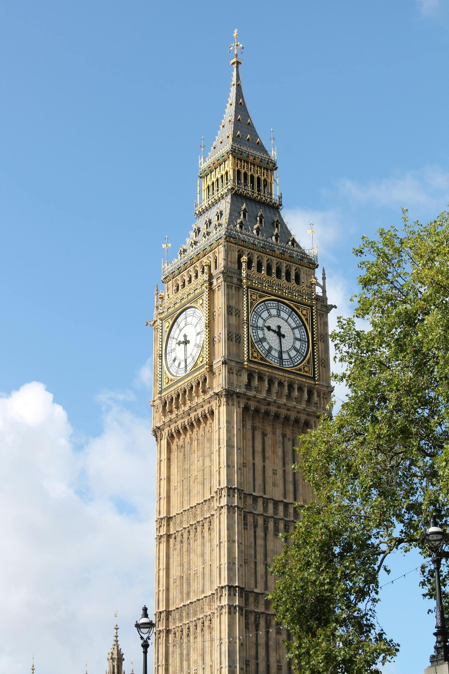 英国国会大厦：揭秘威斯敏斯特宫的千年历史与哥特复兴建筑之美