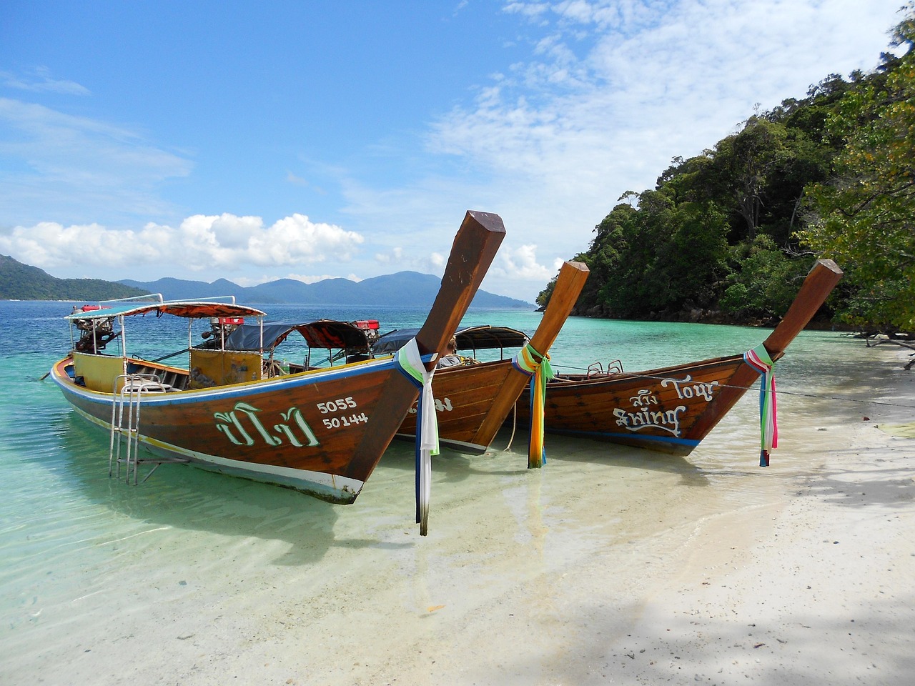 特鲁克泻湖：探索二战沉船潜水圣地，揭秘太平洋水下历史遗迹