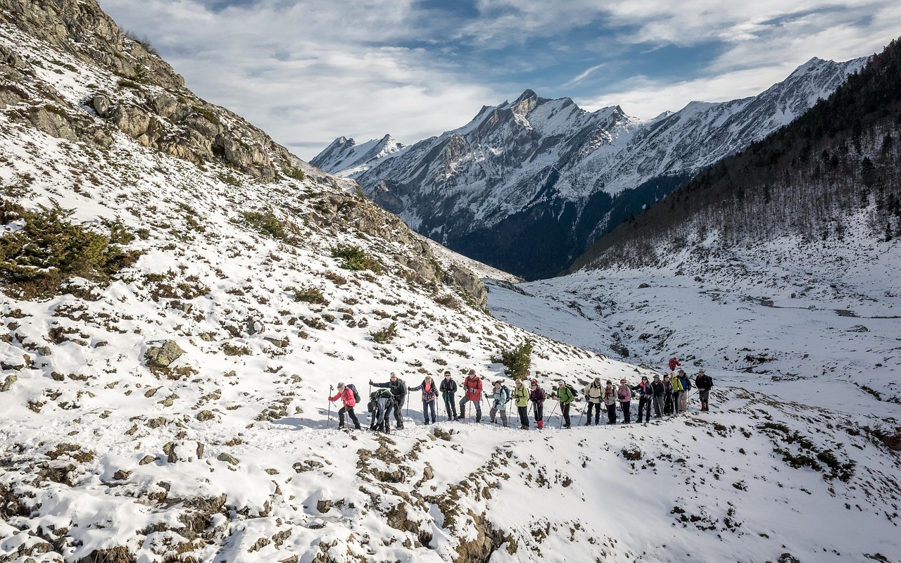 贡嘎雪山旅游攻略：最佳徒步路线、攀登季节与生态保护全解析