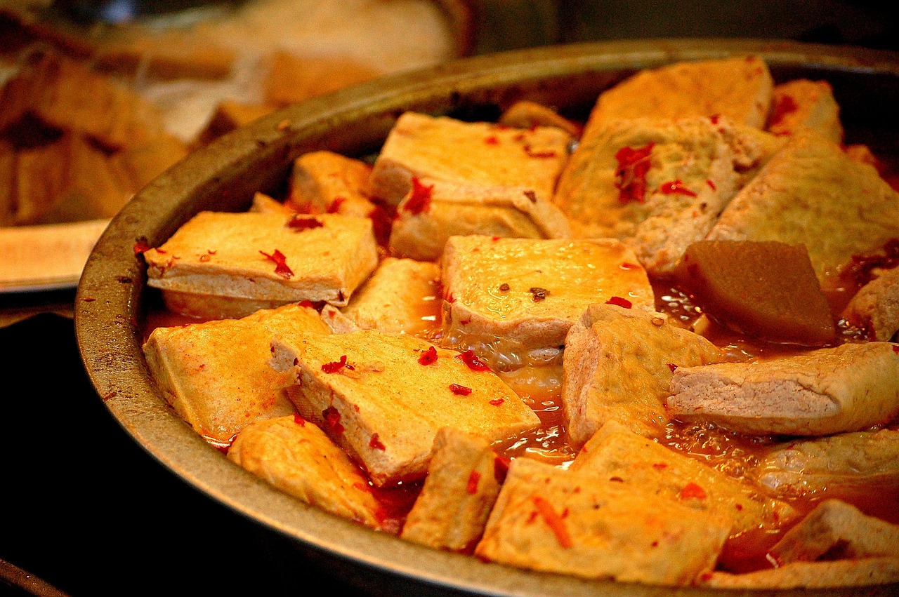 岳阳美食攻略：探索洞庭湖畔的千年美味，轻松尝遍地道蒸鱼、臭豆腐与湖鲜