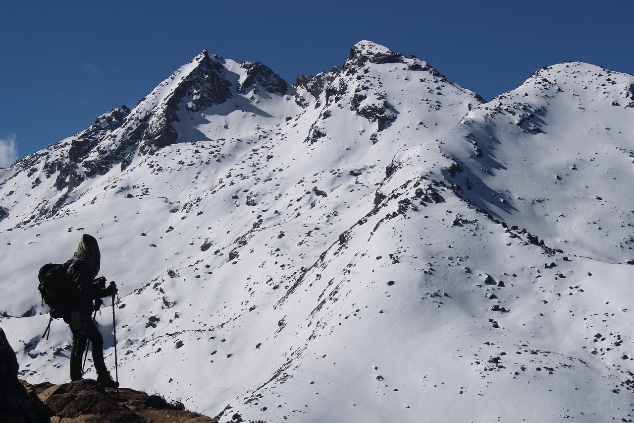 轿子雪山旅游攻略：四季美景、徒步路线与摄影技巧全解析，轻松规划完美旅程