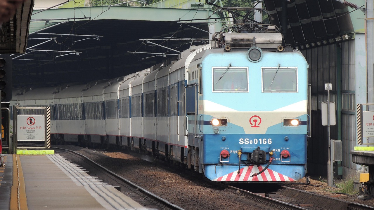 日照火车站全攻略：从交通接驳到周边服务，轻松规划您的海滨之旅