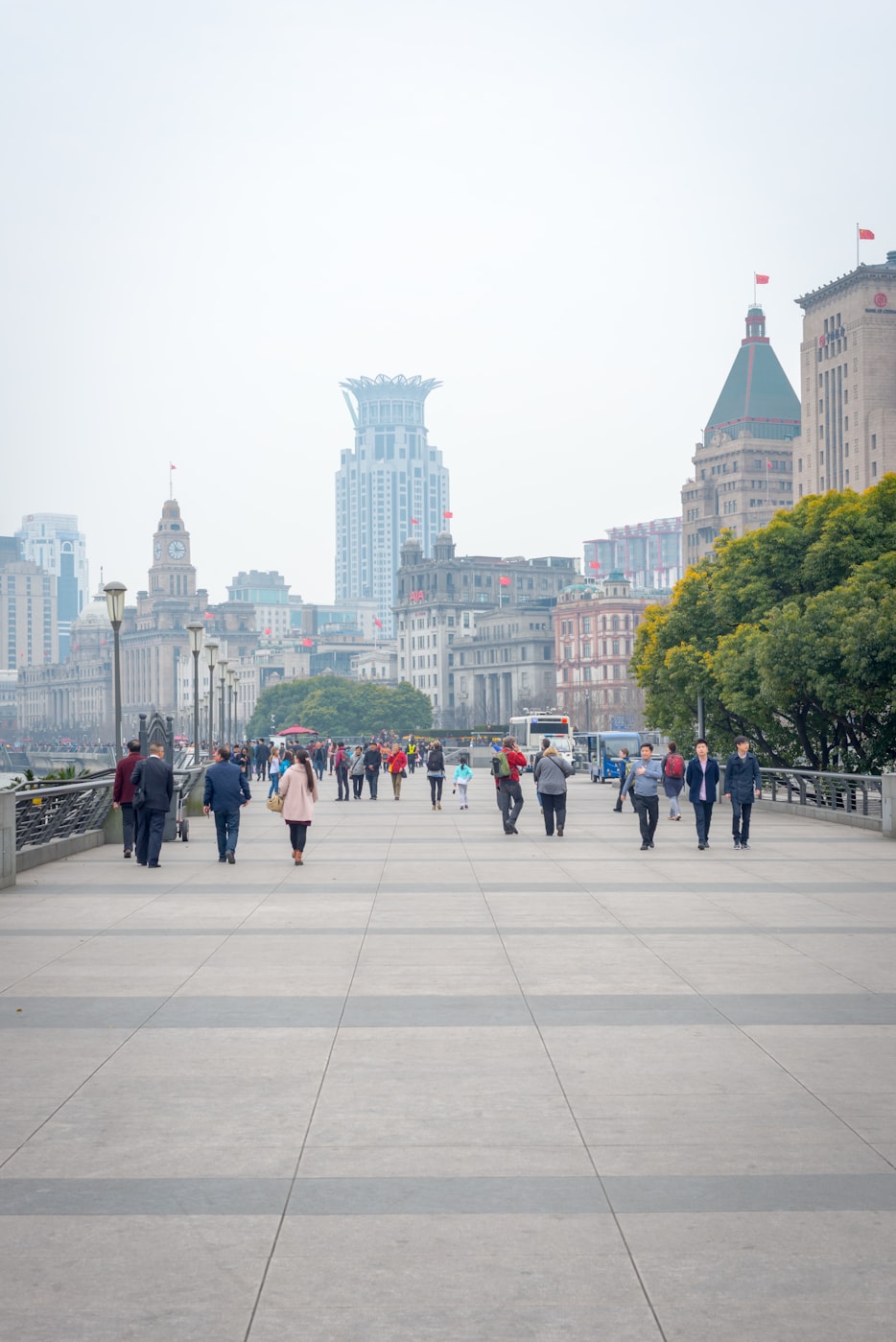 南京东路：中华第一商业街的百年繁华与购物美食全攻略