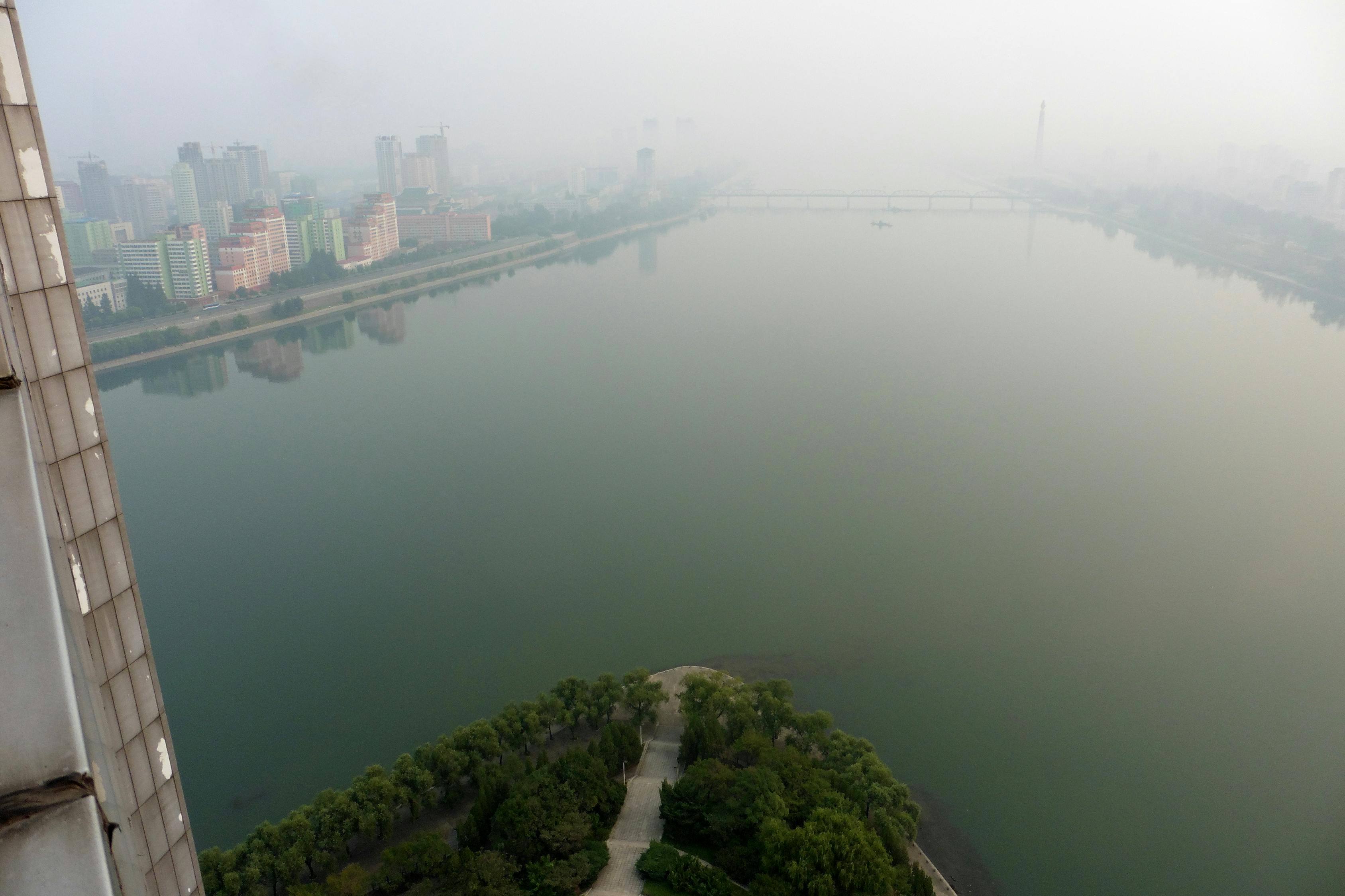 雾都伦敦形成原因揭秘：工业革命、地理环境与城市发展如何造就独特景观