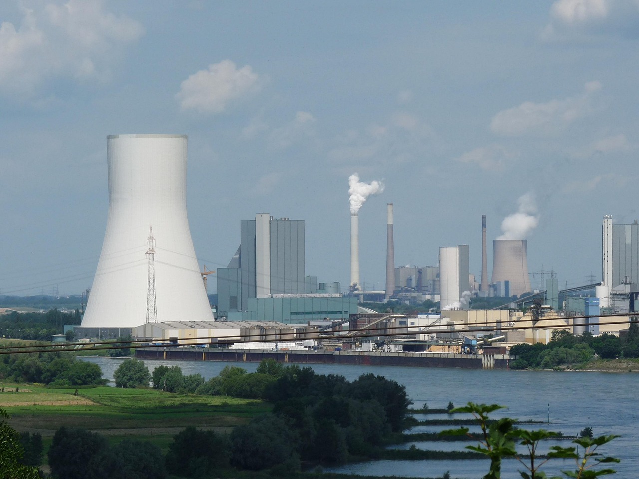 新安江水电站：从电力短缺到千岛湖奇迹，揭秘新中国首座大型水电站的辉煌历程与生态智慧