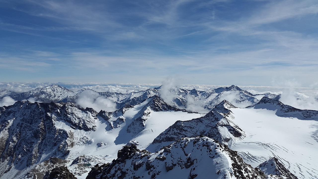 深圳梧桐山登山全攻略：轻松登顶最高峰，尽享山海美景与便捷路线