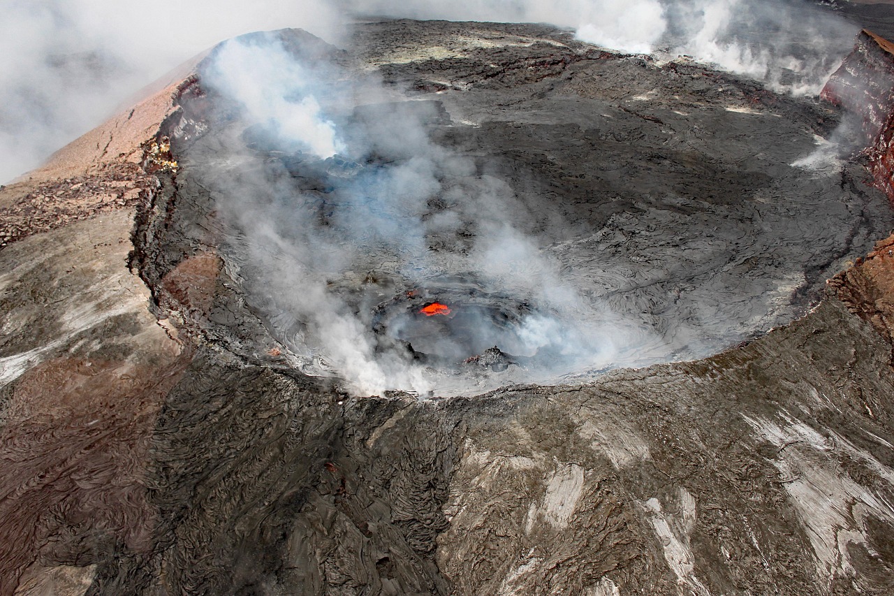 夏威夷火山观测指南：安全探索基拉韦厄与冒纳罗亚的震撼奇观