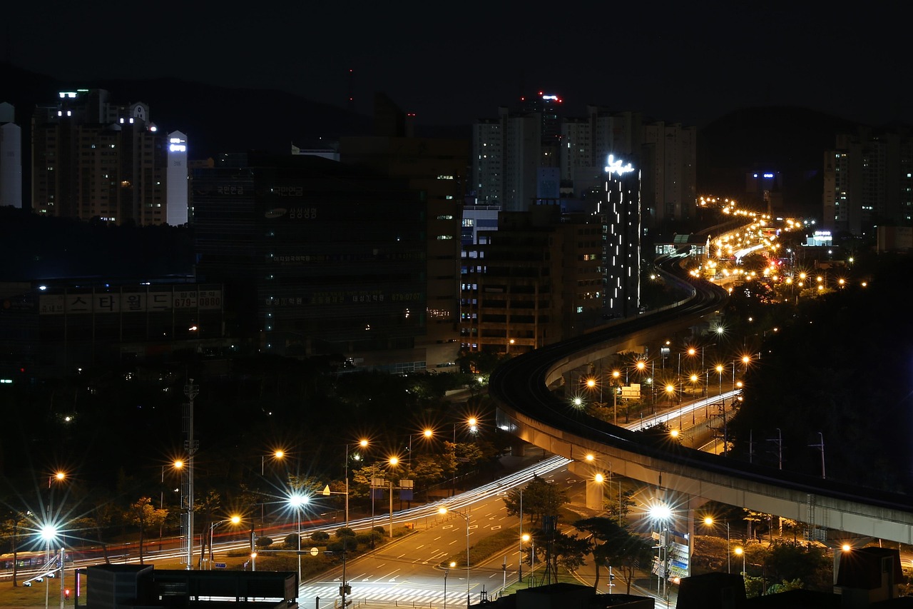 重庆南滨路旅游美食攻略：一站式解决吃喝玩乐与夜景观赏难题
