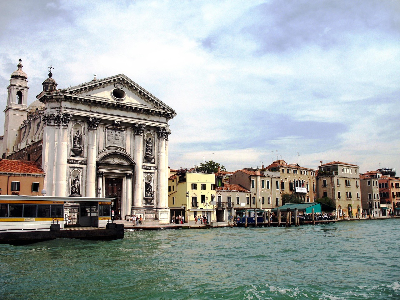 中山大学南校区游览攻略:探索百年红砖建筑群,感受历史与自然的完美交融