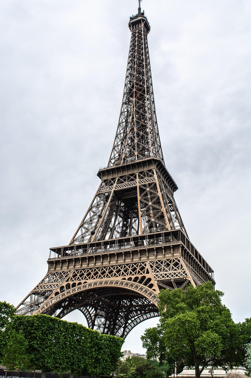 开封铁塔:千年不倒的传奇,揭秘其建造历史与建筑奥秘